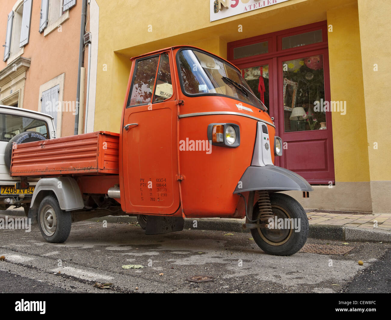 Eine dreirädrige Piaggio Vespacar P400V Pickup-Truck in Sablet, Vaucluse, Provence, Frankreich. Stockfoto