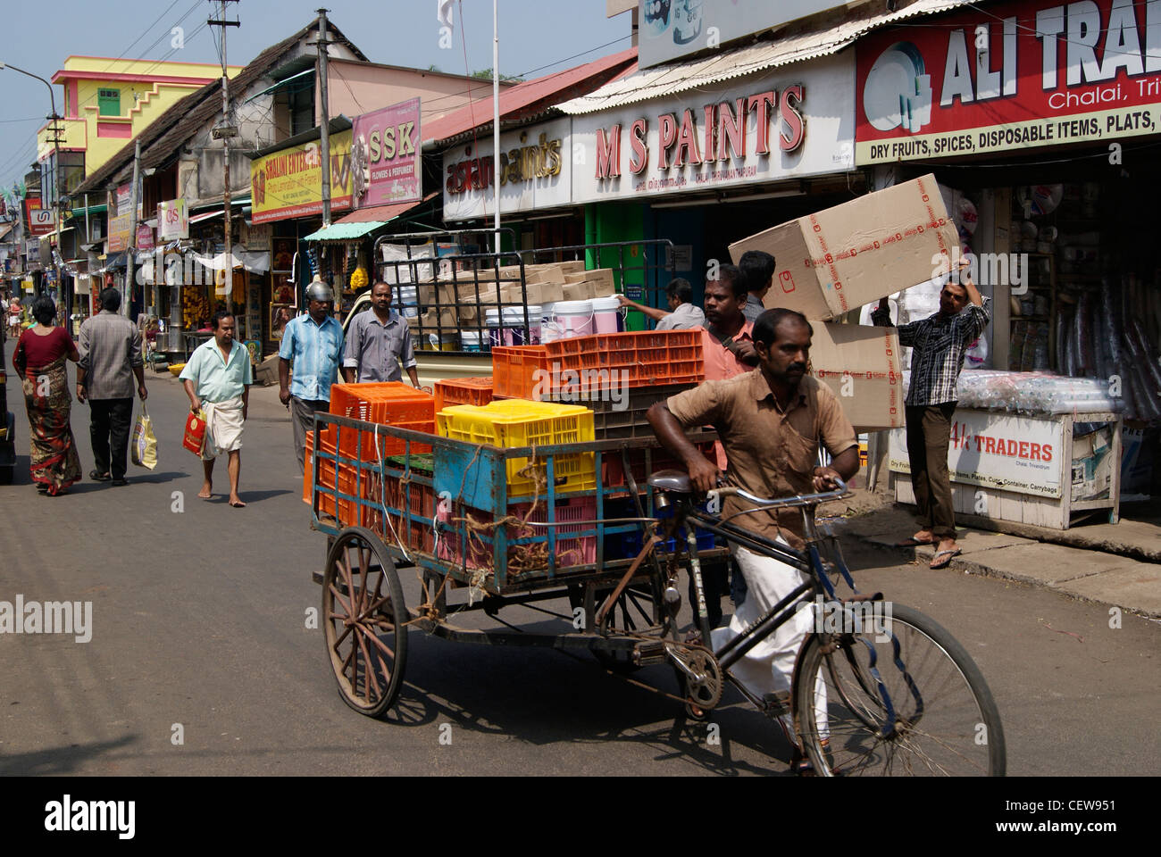 Waren geladen Fahrradrikschas durch die rushy Markt Straße Straßen in Trivandrum Stadt. Eine Szene aus Chalai Bazaar in Kerala, Indien Stockfoto