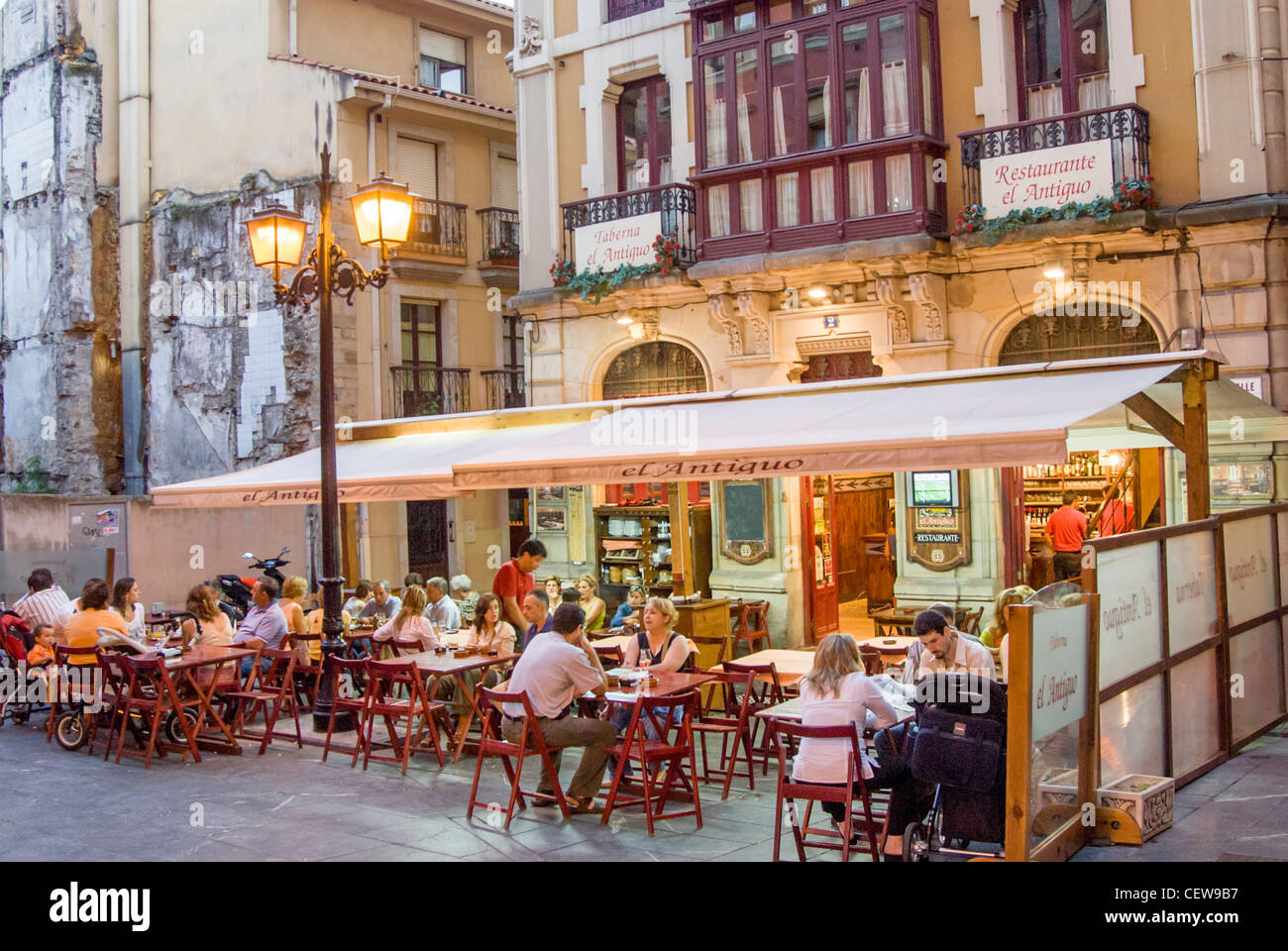 Menschen Essen im Restaurant El Antiguo nur abseits der Plaza Mayor in Gijón, Asturien, Spanien Stockfoto