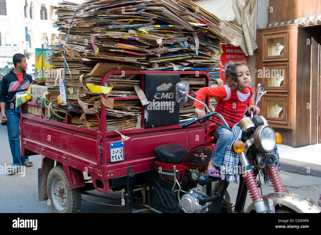 Bild von einem Dreirad, Papier und Karton sammeln von Zabaleen in Kairo Ägypten (Menschen im Müll) verwendet werden recycelt Stockfoto