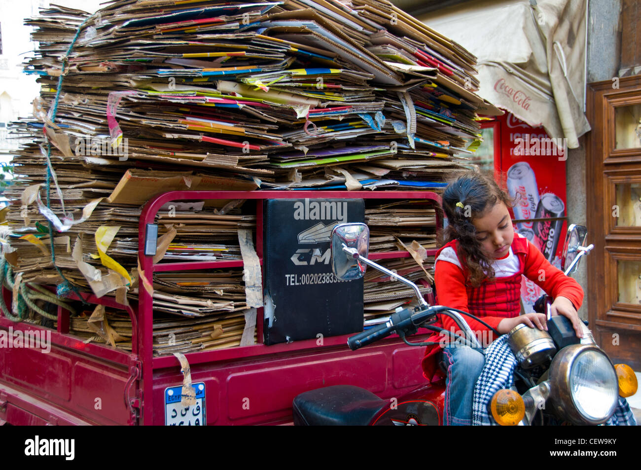 Drei Räder, die von der Zabaleen in Kairo, Ägypten, zum Sammeln von Papier und Karton verwendet werden (Müllleute), werden recycelt Stockfoto