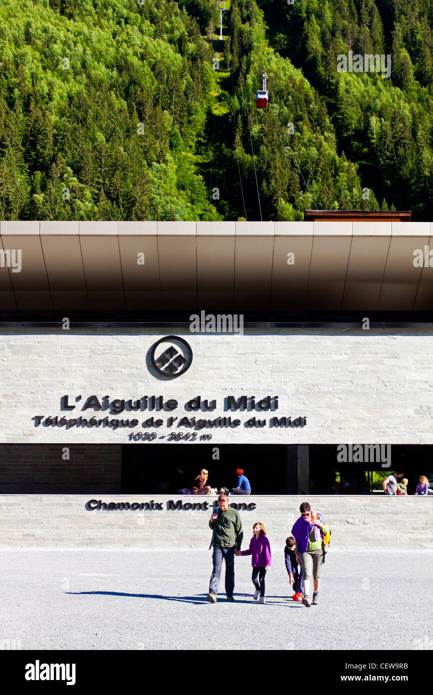 Die Talstation der Seilbahn Aiguille du Midi in Chamonix Mont Blanc in der Region Savoie der französischen Alpen Stockfoto