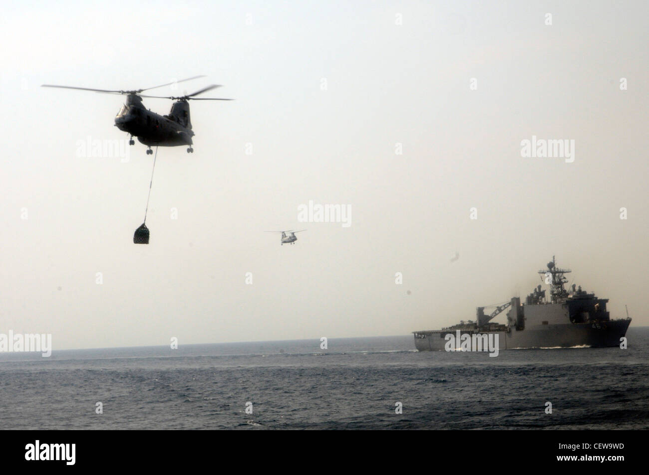 CH-46 Sea Knights kreisen die Luft während einer Auffüllung auf See zwischen dem vorwärtseingesetzten amphibischen Hafenlandungsschiff USS Germantown (LSD 42), USS Tortuga (LSD 46) und USNS Tippecanoe (T-AO-199). Germantown, mit eingeschifften Elementen der 31. Marine Expeditionary Unit (31. MEU), ist derzeit im Gange, nachdem sie an der Übung Cobra Gold 2012 teilgenommen hat, einer jährlichen gemeinsamen und multinationalen Übung, die von Thai-USA gemeinsam gesponsert wurde, um die Sicherheit in der gesamten asiatisch-pazifischen Region zu verbessern und die Interoperabilität mit den teilnehmenden Nationen zu verbessern. Stockfoto