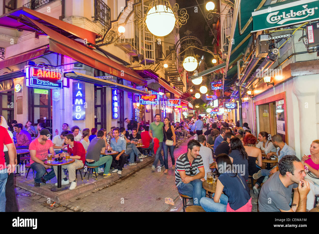 Bars auf Nevizade Sokak, Beyoglu, Istanbul, Türkei Stockfoto