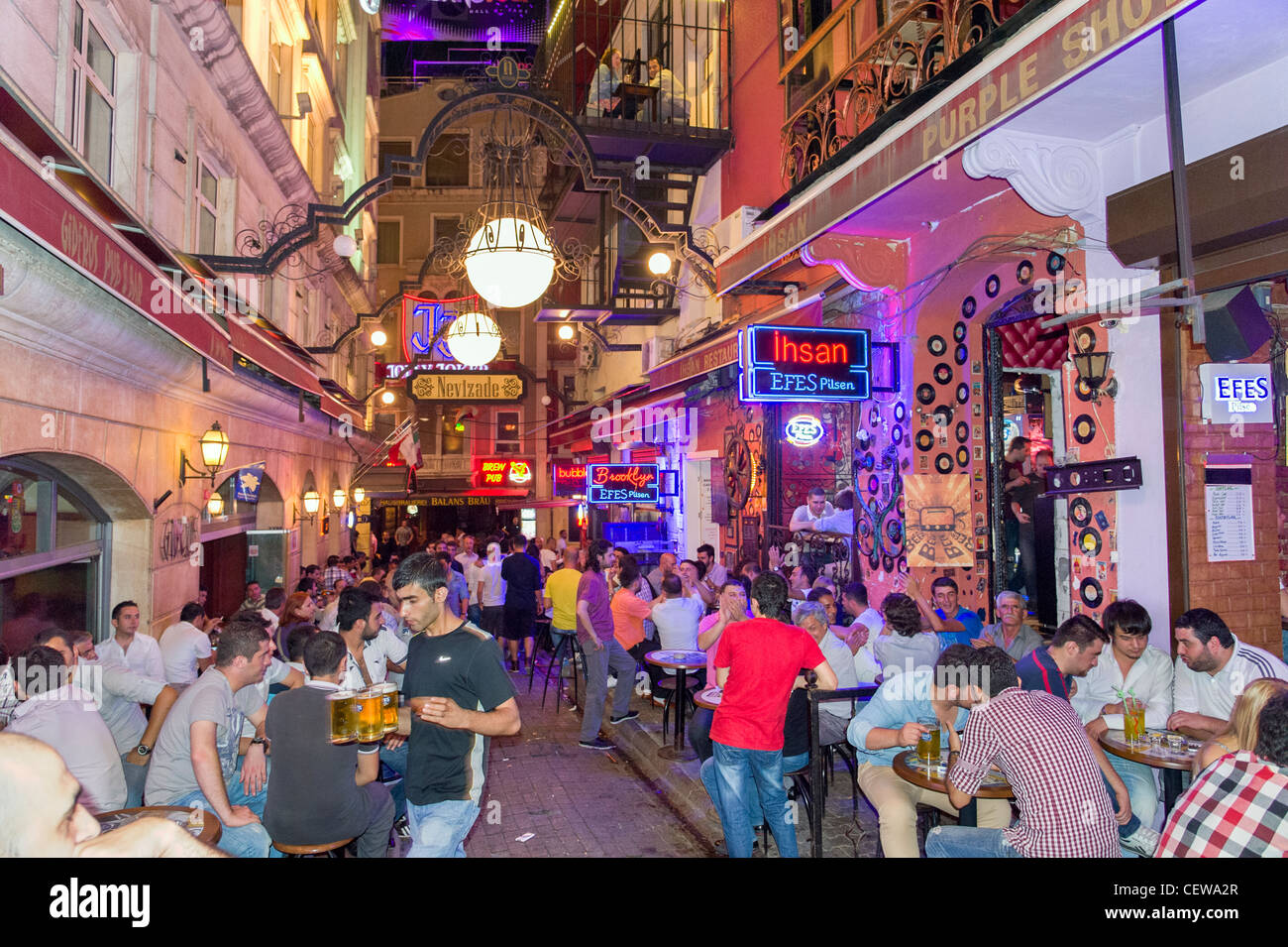 Bars auf Nevizade Sokak, Beyoglu, Istanbul, Türkei Stockfoto