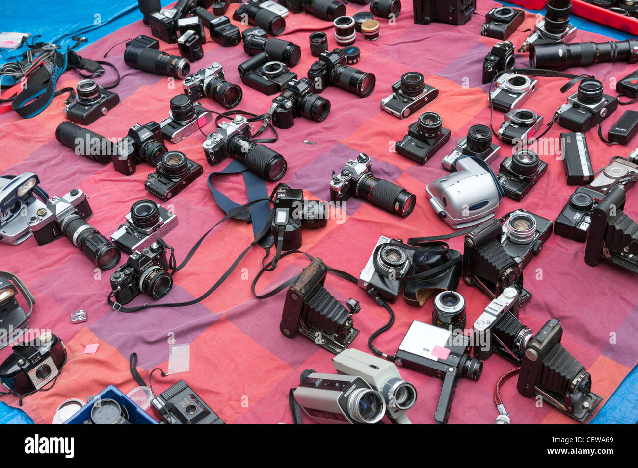 Alte gebrauchte Kameras zum Verkauf auf Markt stall in Brick Lane, London, England, UK Stockfoto