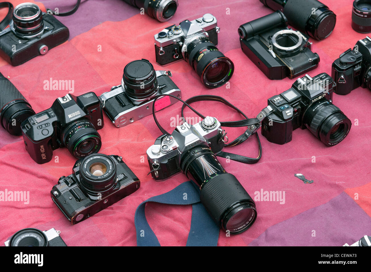 Alte gebrauchte 35mm Filmkameras zum Verkauf auf Markt stall in Brick Lane, London, England, UK Stockfoto