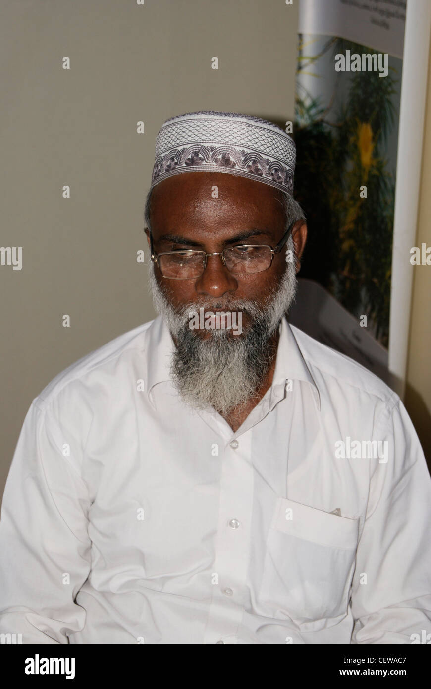 Elder muslimischen Mann-Experte in Unani Medizin im traditionellen muslimischen Dressing in Kerala, Indien Stockfoto