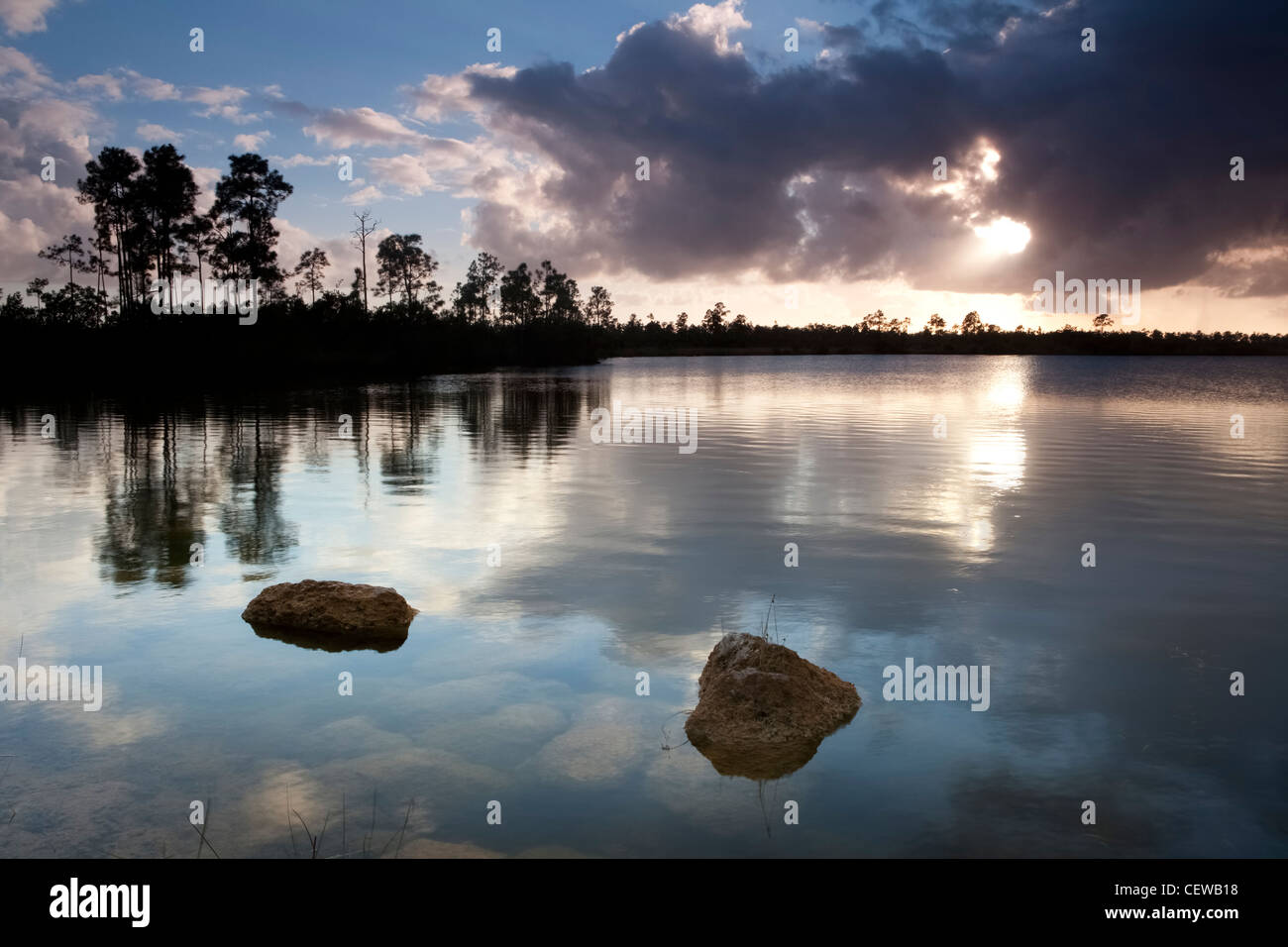 Sonnenuntergang und Sonnenstrahl über Sumpf-See-Szene in den Everglades National Park, Florida, USA Stockfoto