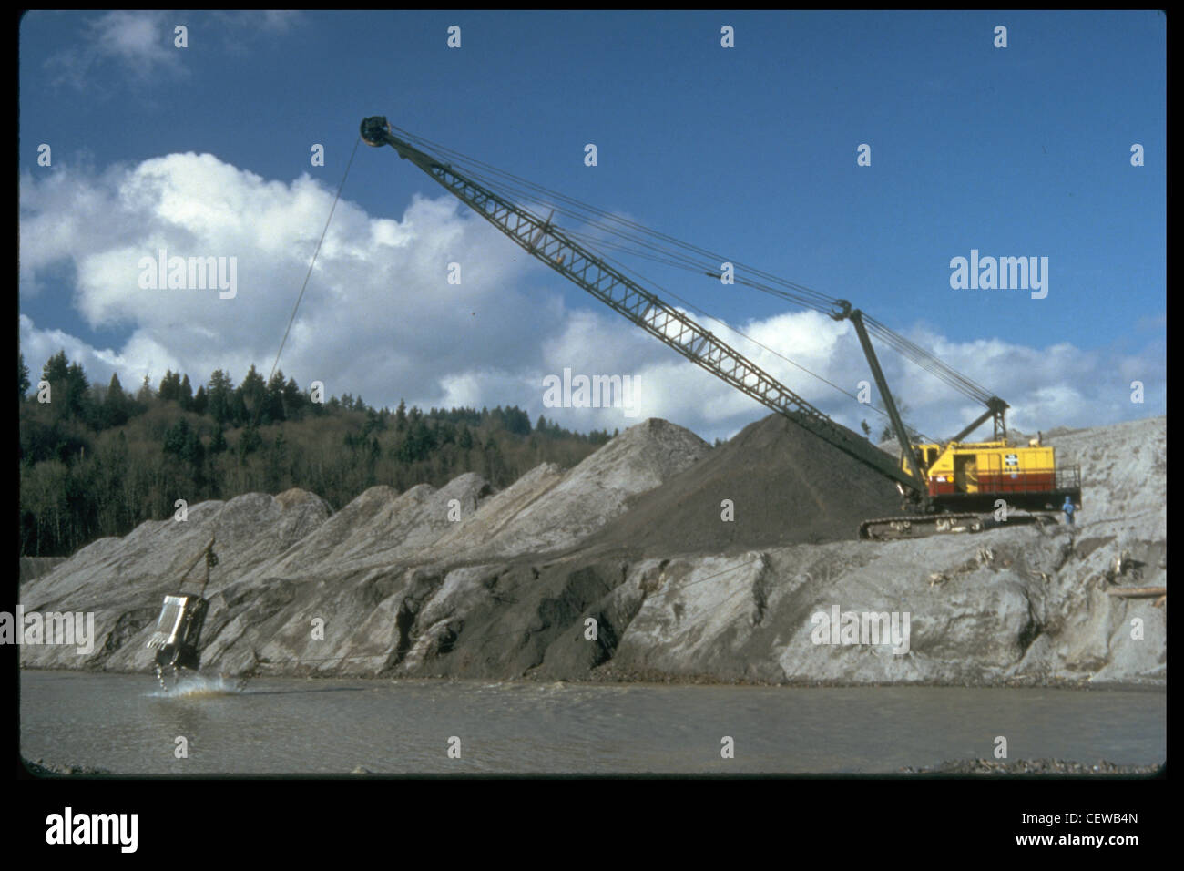 Um die Sedimentvorkommen vom 18. Mai 1980 zu entfernen und mit neuen Sedimenten Schritt zu halten, begann das U.S. Army Corps of Engineers ein Baggerprogramm auf dem Toutle (hier zu sehen), dem Cowlitz und den Columbia Rivers. Bis 1987 wurden fast 140 Millionen Kubikmeter (110 Millionen Meter) Material aus den Kanälen entfernt. Das ist genug Material, um zwölf Fahrspuren von der Autobahn, einen Fuß dick, von New York nach San Francisco zu bauen. Stockfoto