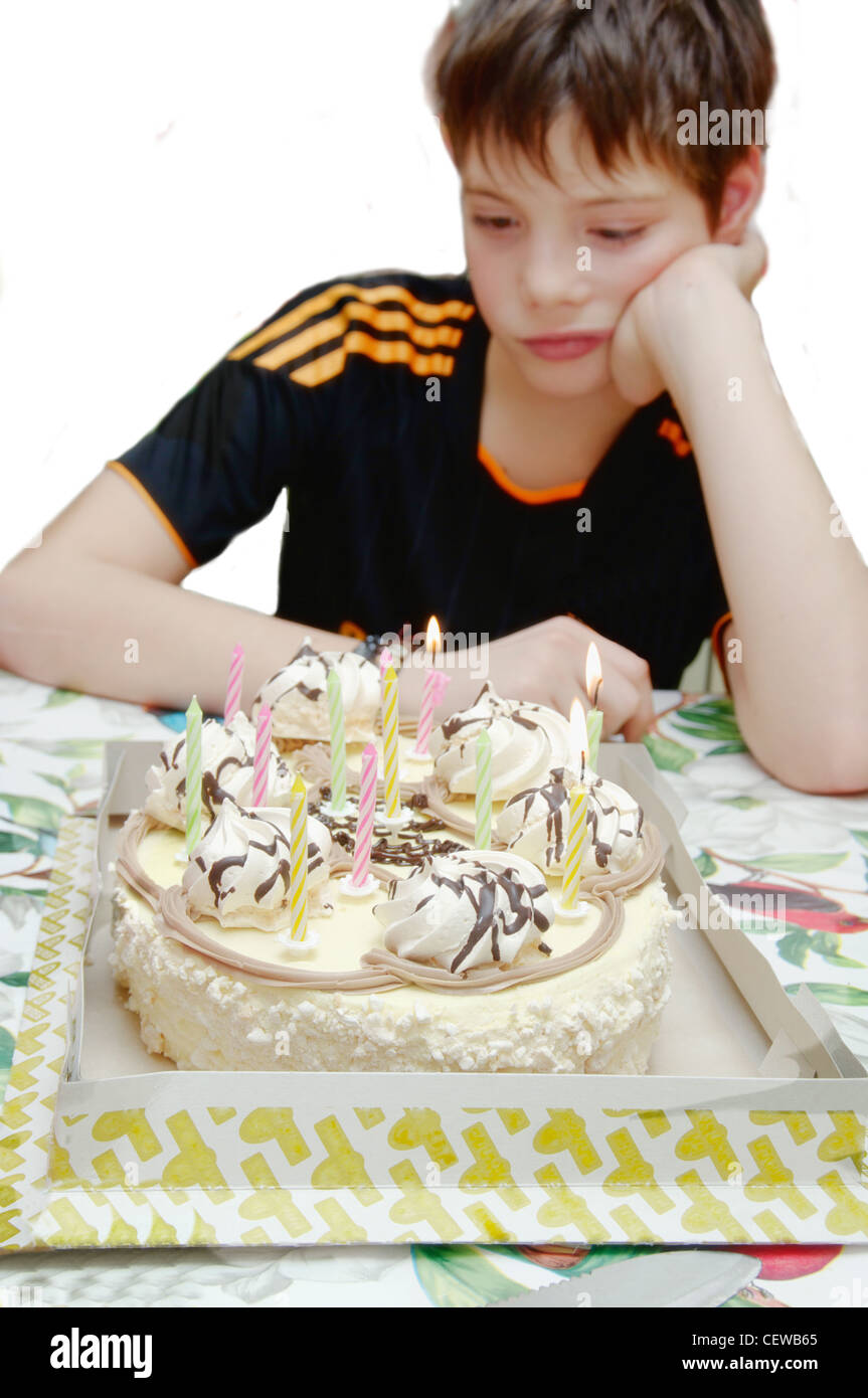 Geburtstag Eine Traurige Feiertag Der Teenager Sitzen Auf Dem Hintergrund Der Kuchen Mit Kerzen Traurig Fokus Auf Dem Kuchen Stockfotografie Alamy