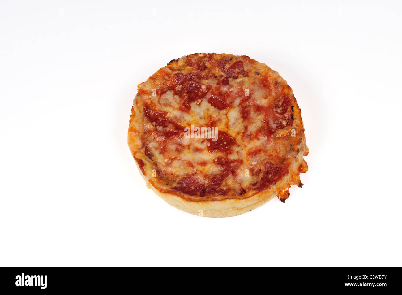 Einzelne deep Dish-Pizza mit Salami auf weißem Hintergrund isolieren gekocht. Stockfoto