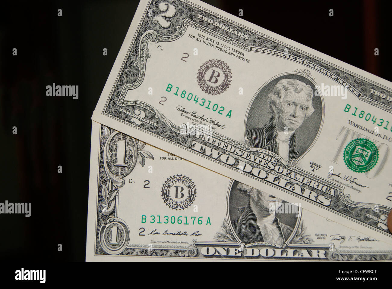 Vereinigte Staaten von Amerika ein und zwei Dollar. Typische Schuss mit schwarzem Hintergrund. Stockfoto