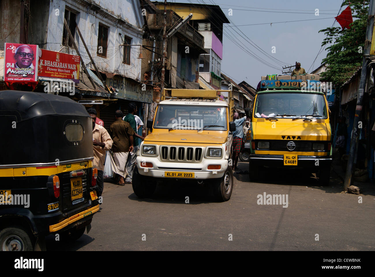 Fahrzeuge, die quer durch den Ansturm engen Gassen von Kerala, Indien Stockfoto