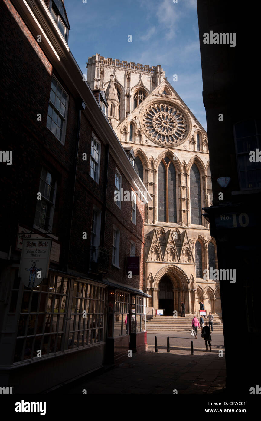 York Minster, von Stonegate gesehen; York City Center Stockfoto