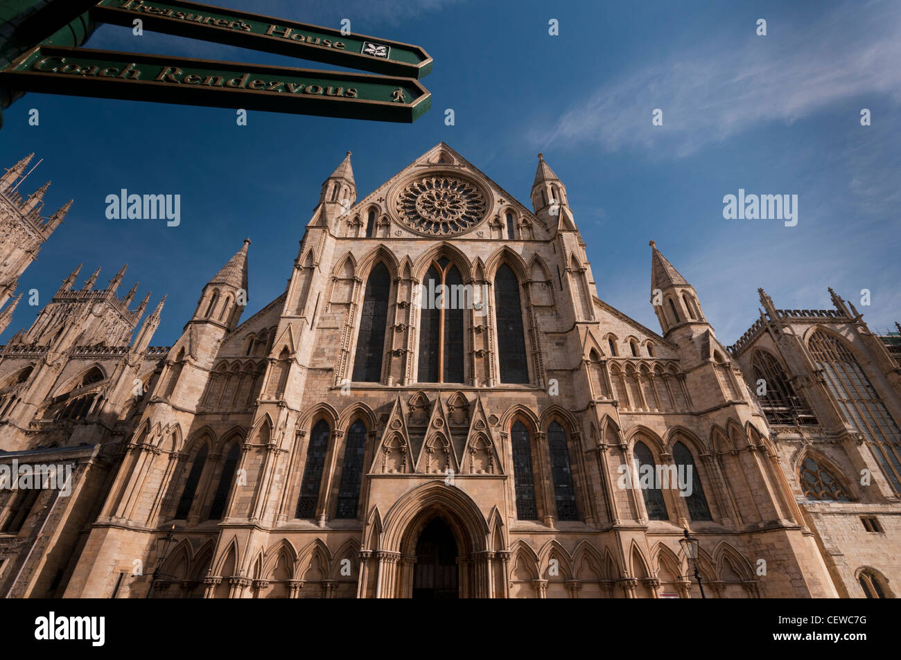 York Minster, eines der größten gotischen Kathedralen in Nordeuropa; Zentrum von York. Stockfoto