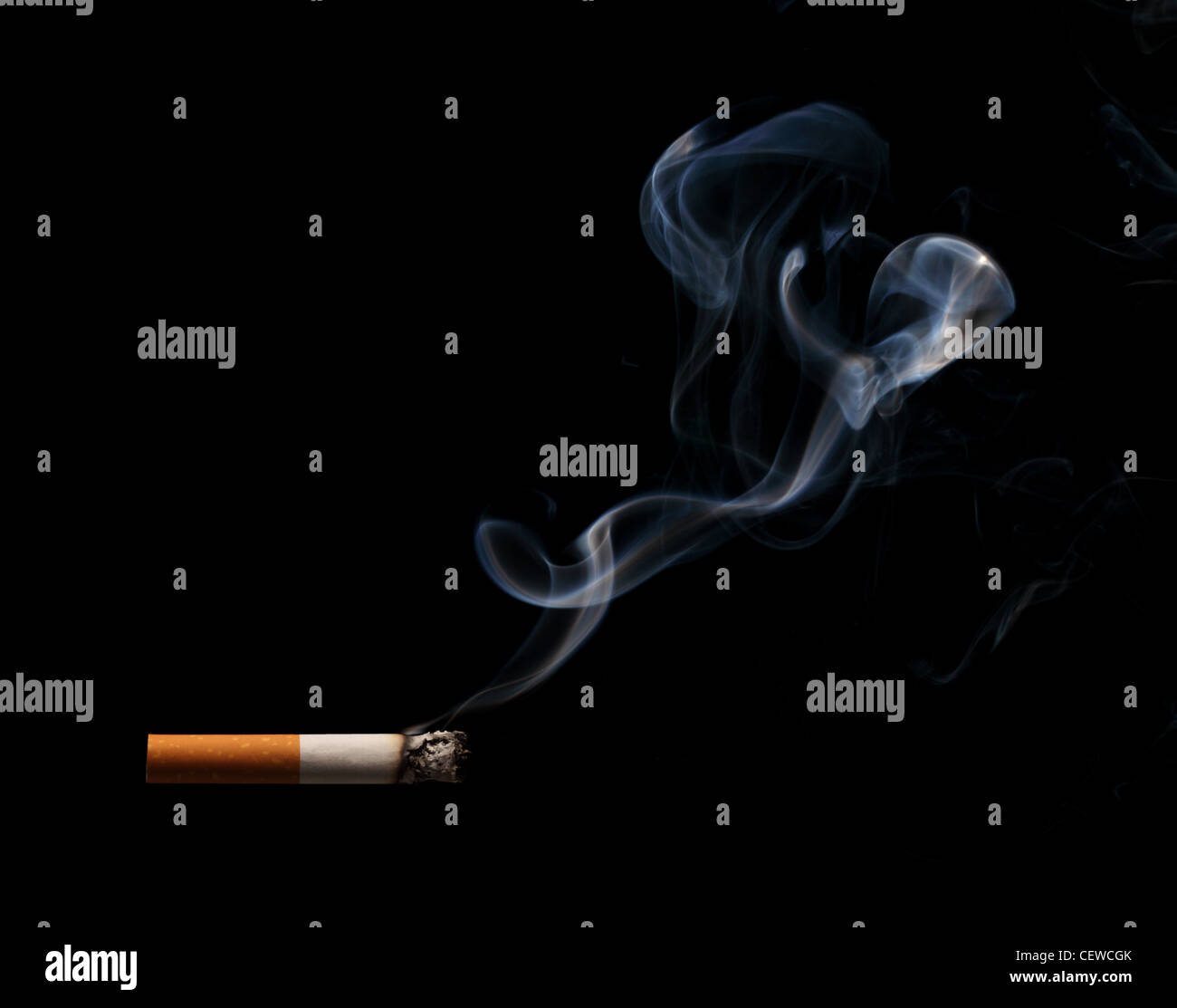 Ein brennen und rauchen Zigaretten auf schwarzem Hintergrund Stockfoto