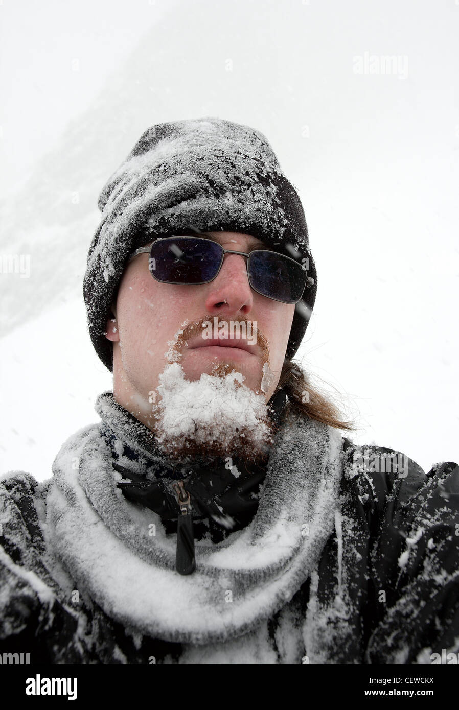 Porträt eines Mannes mit gefrorenen Bart im winter Stockfoto