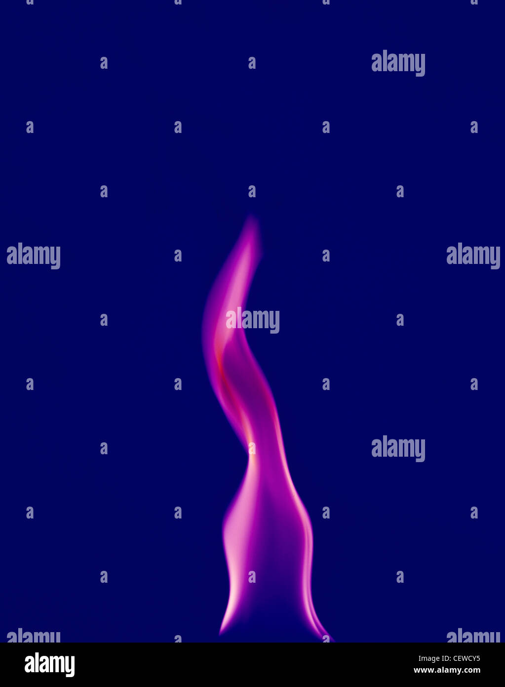 Flammen des Feuers mit Rauchspuren auf dunkelblauem Hintergrund Stockfoto