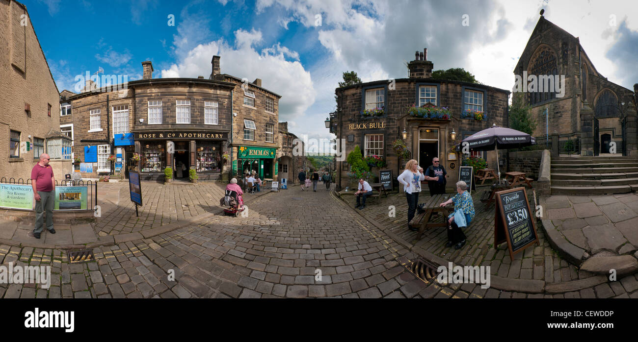Haworth High Street, West Yorkshire, Panoramablick, darunter The Apothocary, The Black Bull Pub und der Kirche. Stockfoto