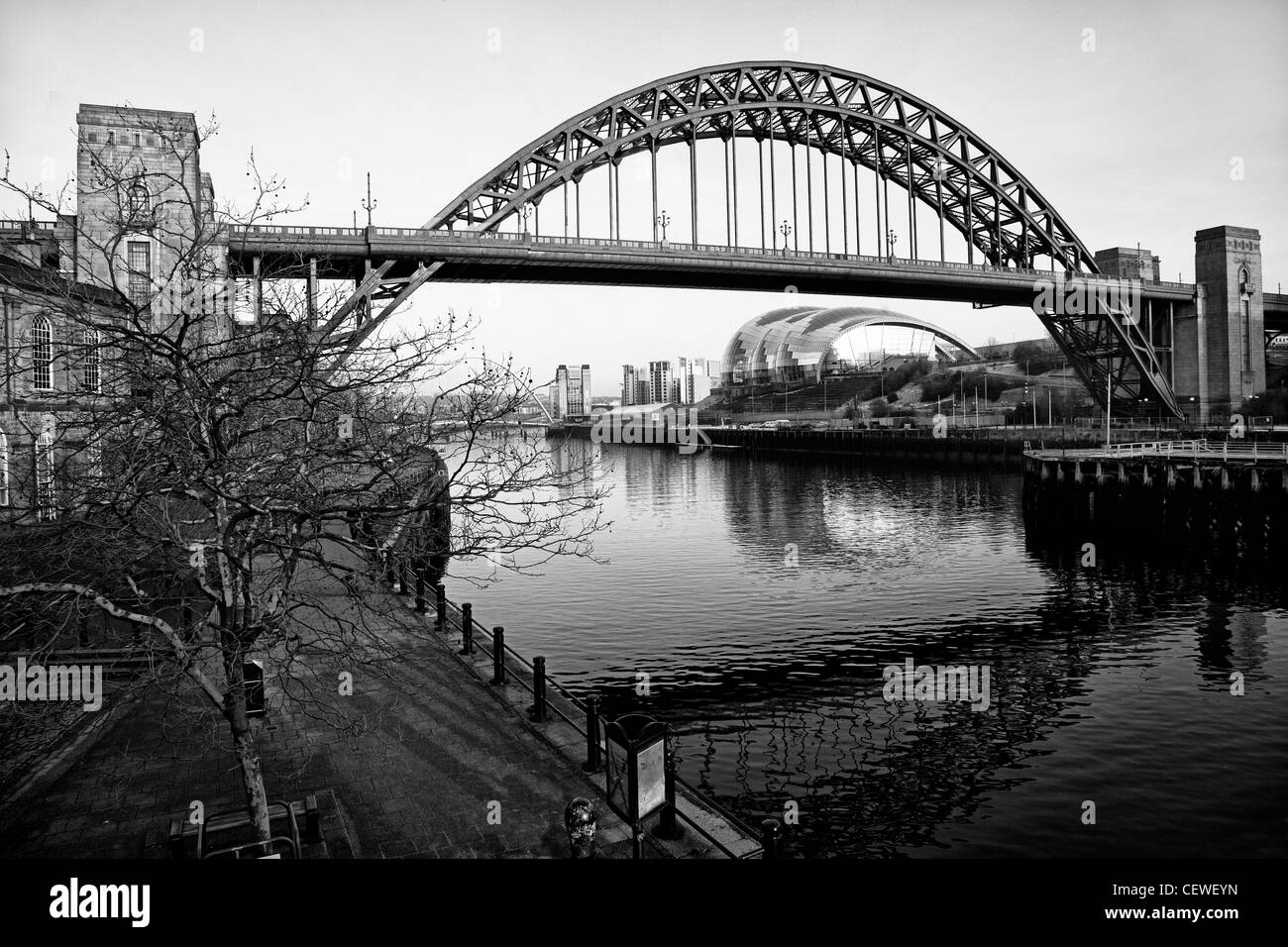 Tyne Bridge River Tyne, Newcastle-upon-Tyne Newcastle seitlich mit Salbei, der Ostsee und der Millennium Bridge übernommen Stockfoto