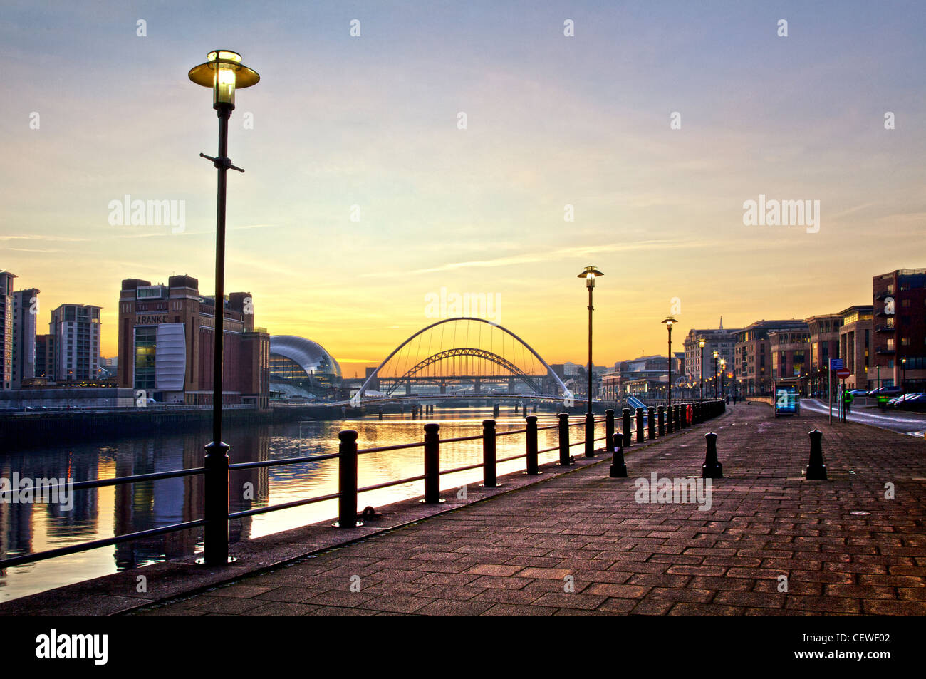 Newcastle-Gateshead Kai in der Abenddämmerung einschließlich, der Ostsee, die Salbei, Millennium Bridge, Tyne Bridge bei hohen Niveau, Newcastle Stockfoto