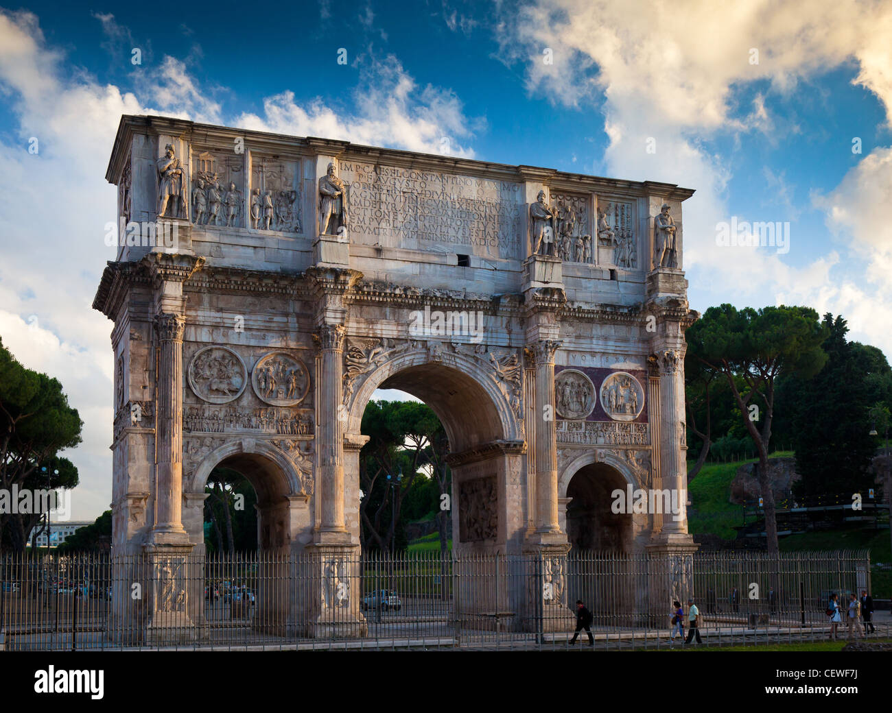 Der Triumphbogen des Konstantin in der Nähe des Kolosseums in Rom, Italien Stockfoto