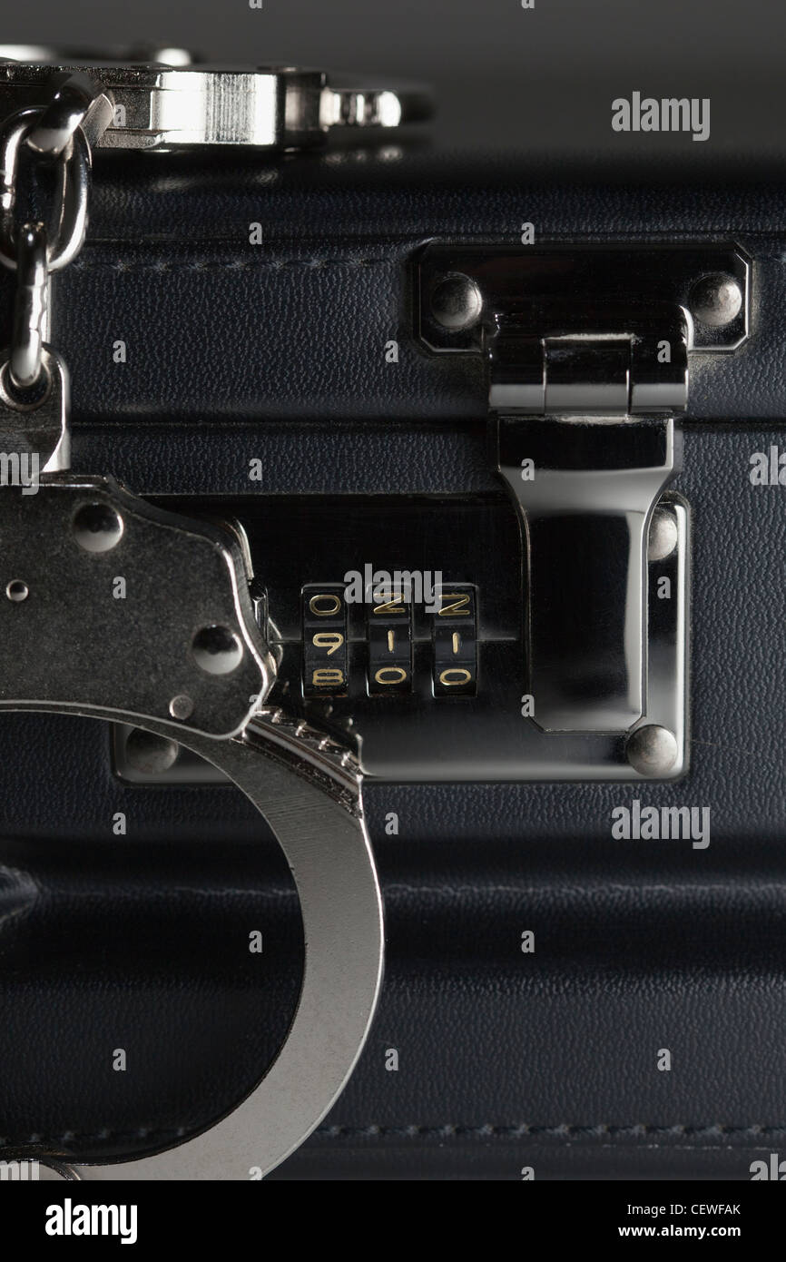 Paar Handschellen auf Aktenkoffer mit den Nummern 911 auf Lock. Stockfoto