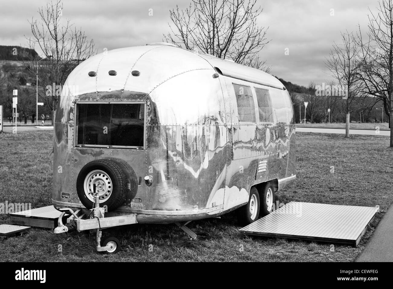 Silber-Airstream Wohnwagen auf dem Gelände des Vitra Design Museum, Weil Am Rhein, Deutschland Stockfoto