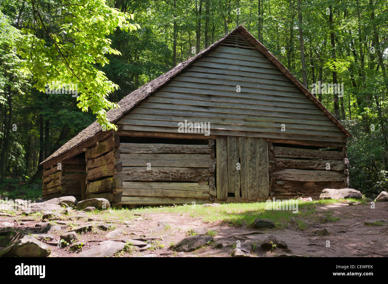 Tennessee, Great Smoky Mountains National Park, Noah 'Bud' Ogle Bauernhof, Scheune ca. Ende des 19. Jahrhunderts. Stockfoto