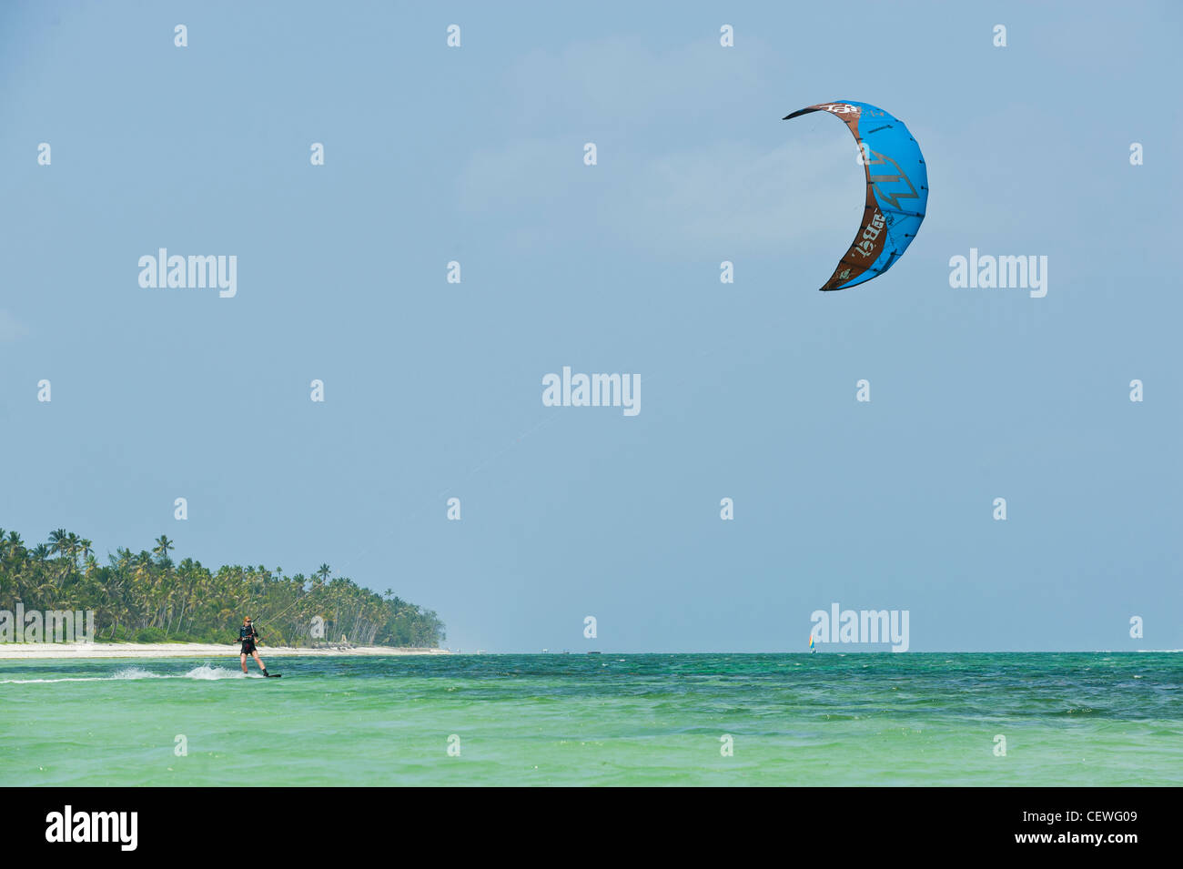 Kitesurfer in Bwejuu Ost Küste von Sansibar Tansania Stockfoto