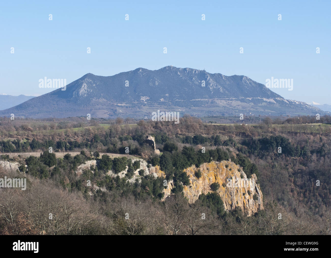 Monte Soratte ist ein Berg in Mittelitalien. Im Vordergrund, auf der Fosso Cerreto, die Ruinen von Castel logiert. Stockfoto