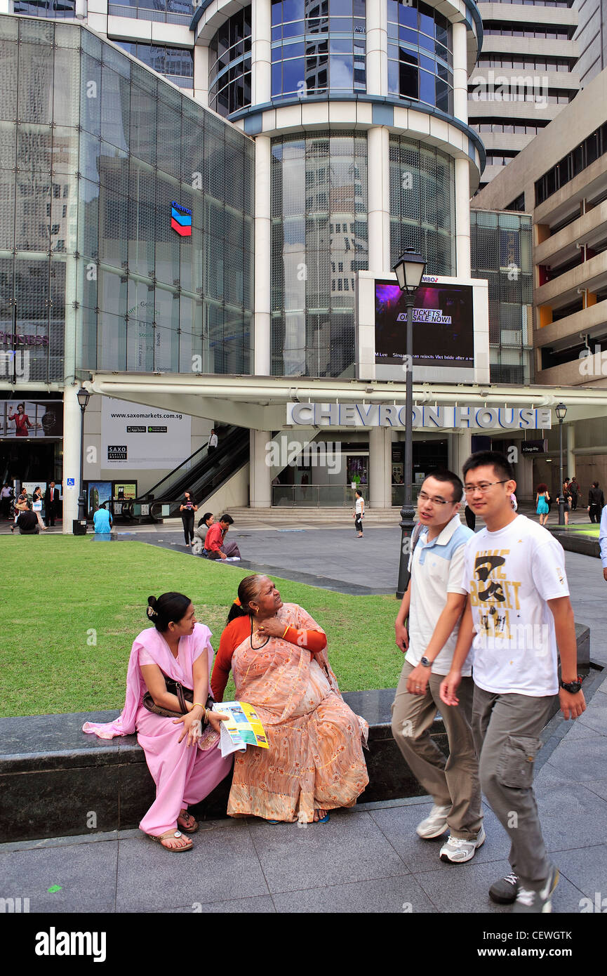 Indische Frauen chinesische Männer Raffles Platz Singapur Stockfoto