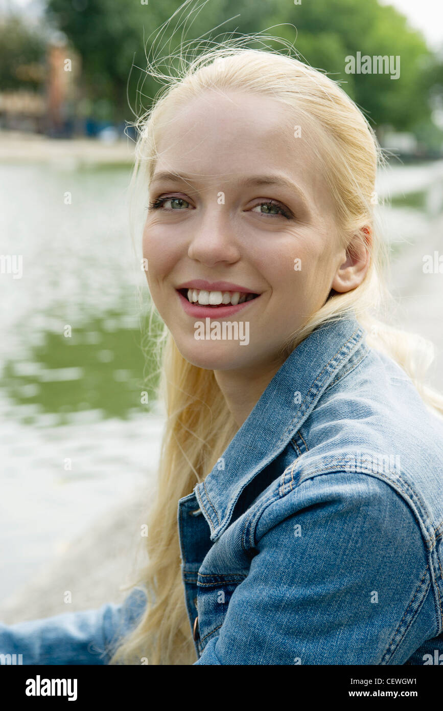 Junge Frau, Lächeln, Porträt Stockfoto