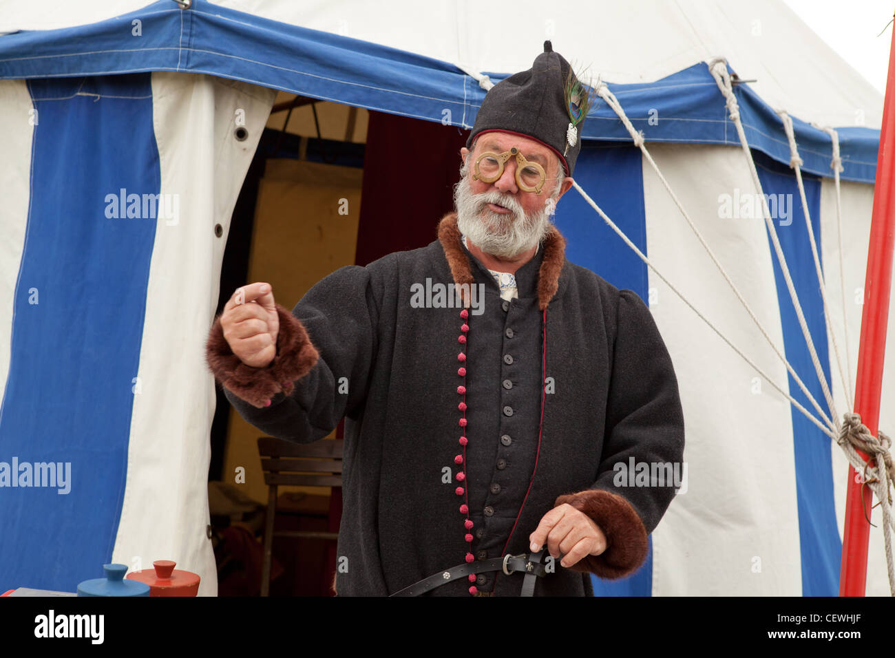 Mann verkleidet als einem mittelalterlichen Alchemisten, England. Stockfoto