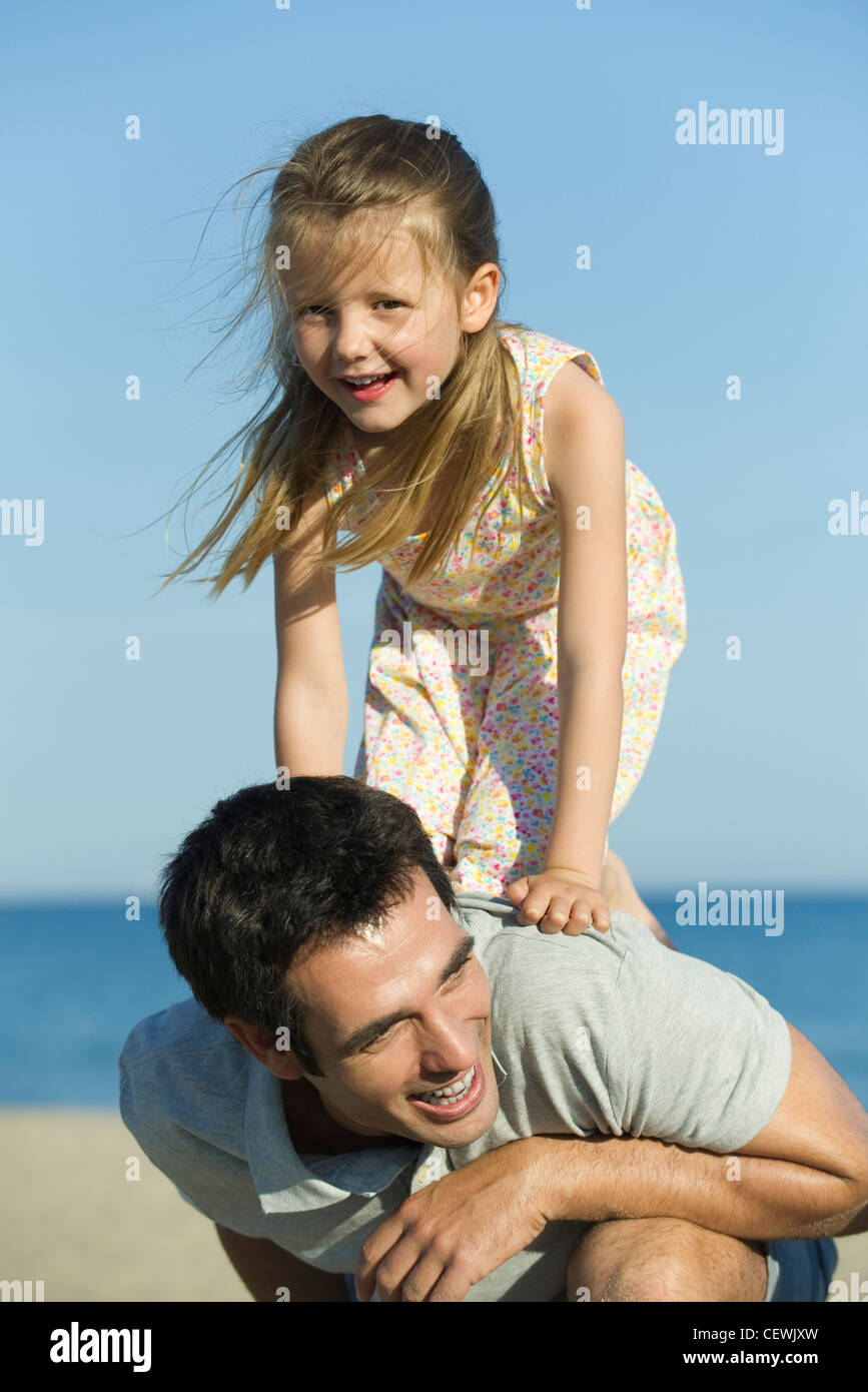 Kleines Mädchen balancieren auf ihren Vater zurück Stockfoto