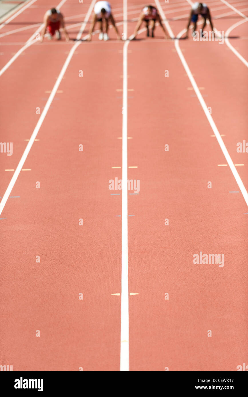 Laufstrecke, Sportler an der Startlinie in Ferne Stockfoto