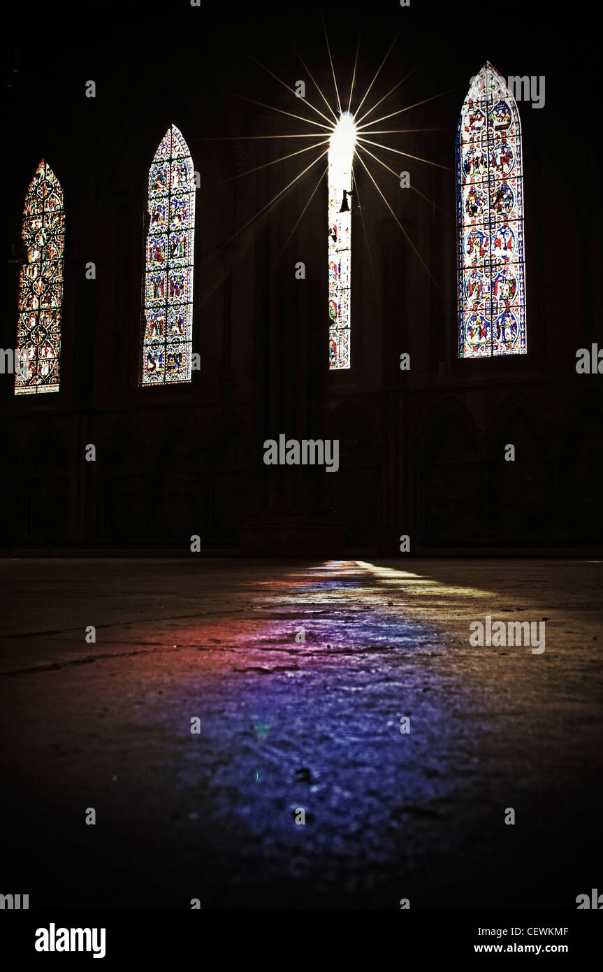 Glasfenster in der Kathedrale von Lincoln, Casting Farben auf den Boden Stockfoto