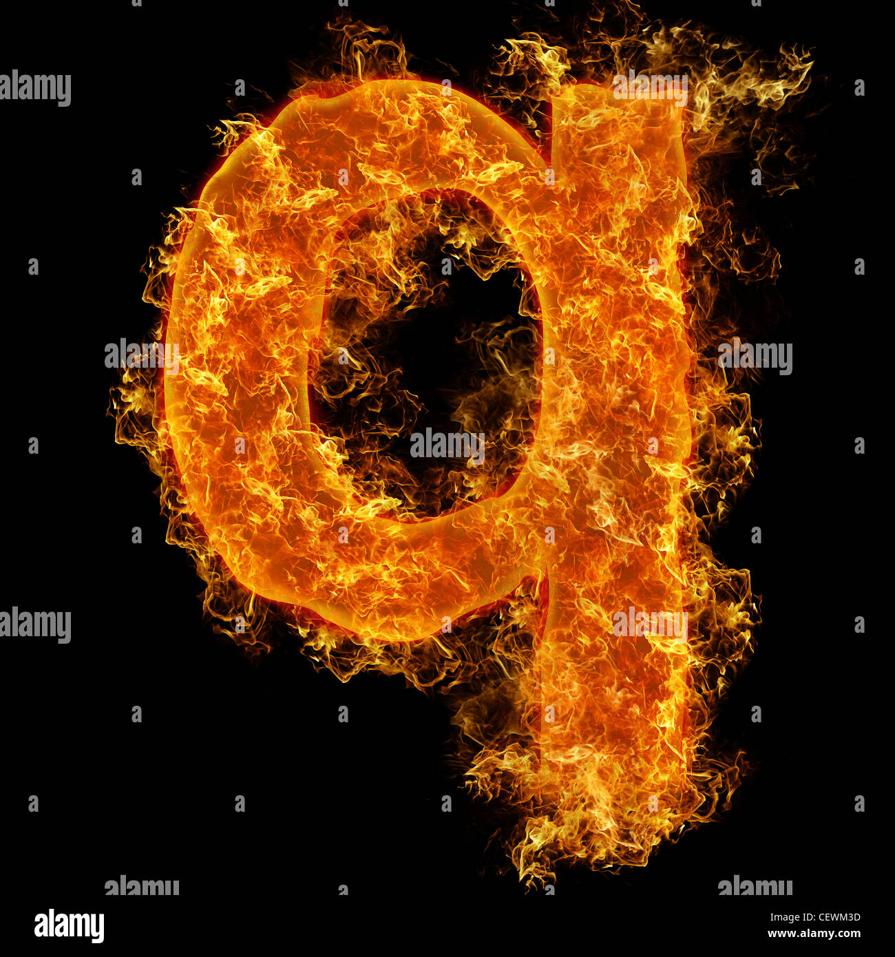 Feuer klein Buchstabe Q auf schwarzem Hintergrund Stockfoto