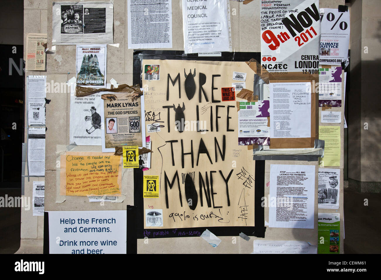 Mehr zum Leben als Geld Plakat auf eine Pinnwand am London OSLX zu besetzen. Stockfoto