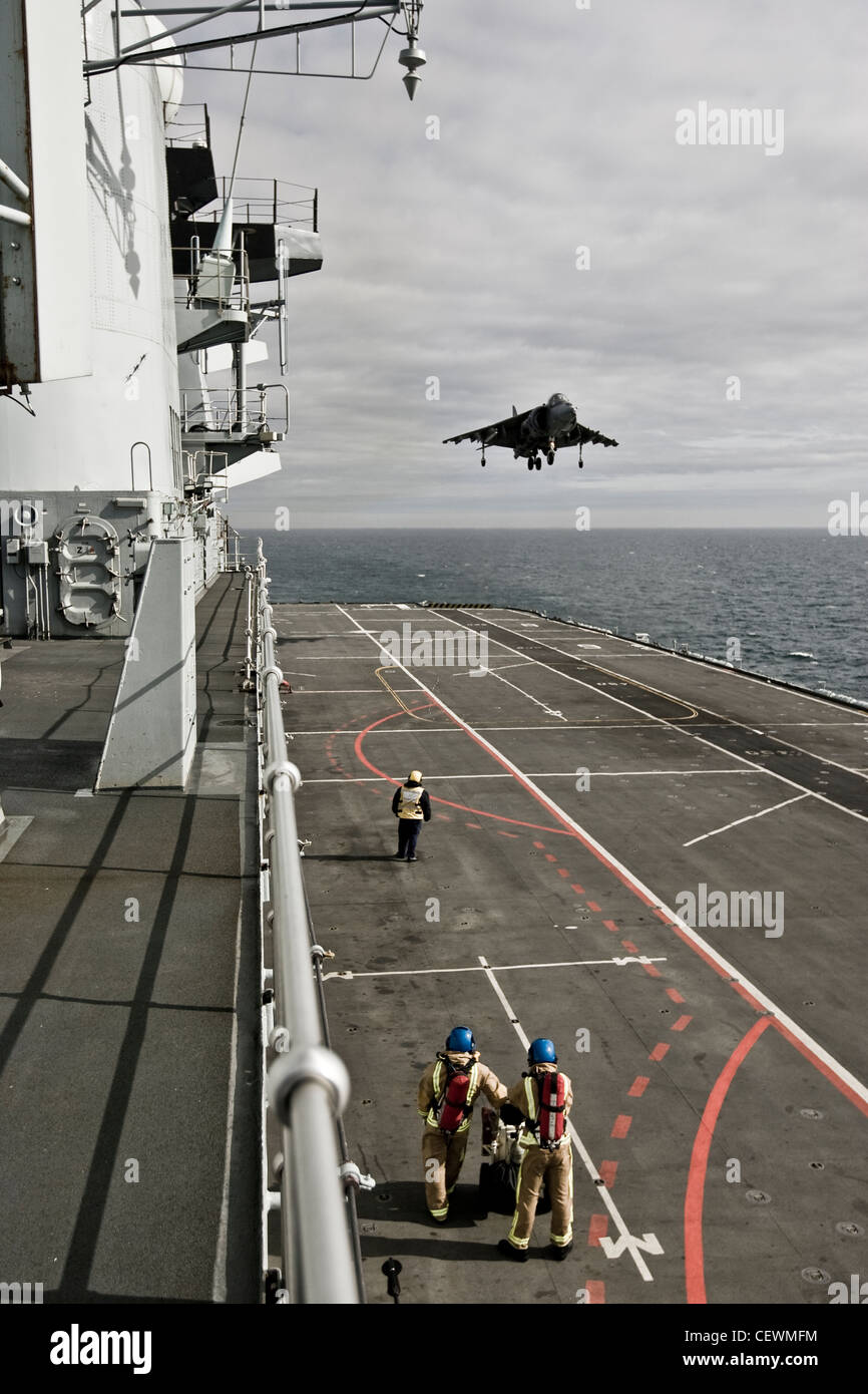 Marine Flugzeugträger HMS Illustrius mit Harrier Jets Stockfoto