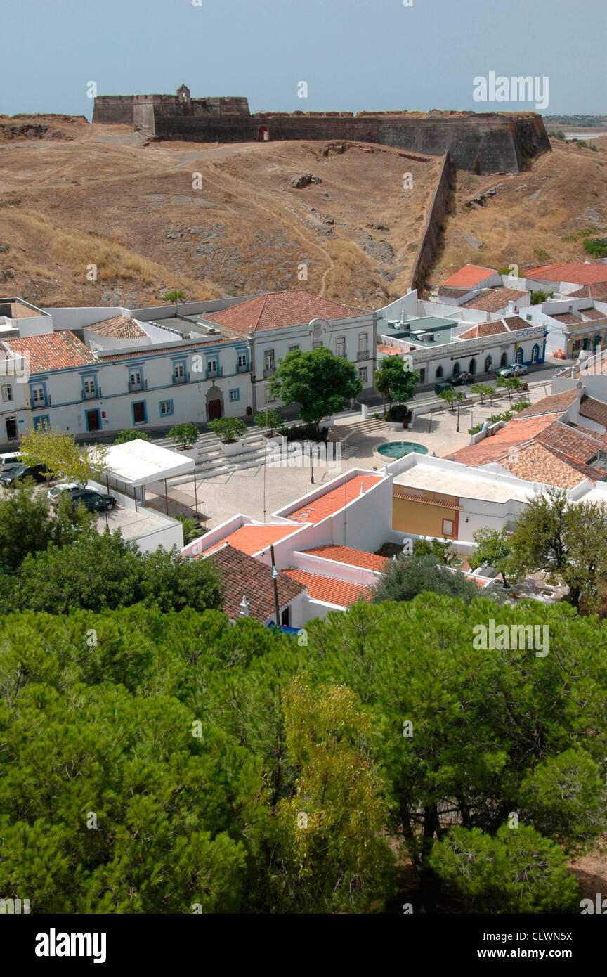 Das Fort von Sao Sebastiao auf einem Hügel mit Blick auf die Gemeinde von Castro Marim, in der Gemeinde gleichen Namens, in der Algarve, die südlichste Region Portugals Stockfoto