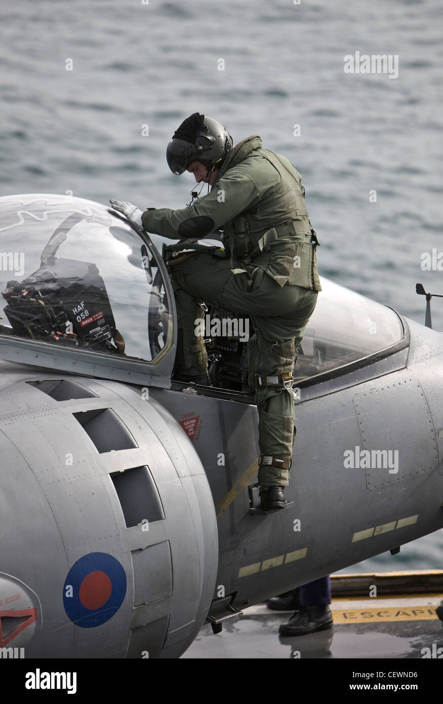Pilot Harrier-Jet auf Marine Flugzeugträger HMS Illustrius einsteigen Stockfoto