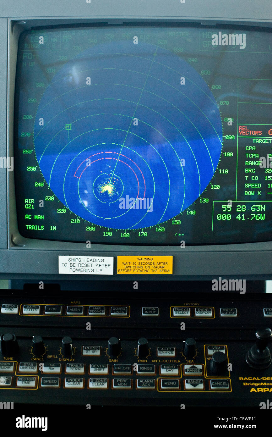 Navigation Radar auf Marine Flugzeugträger HMS Illustrius Stockfoto