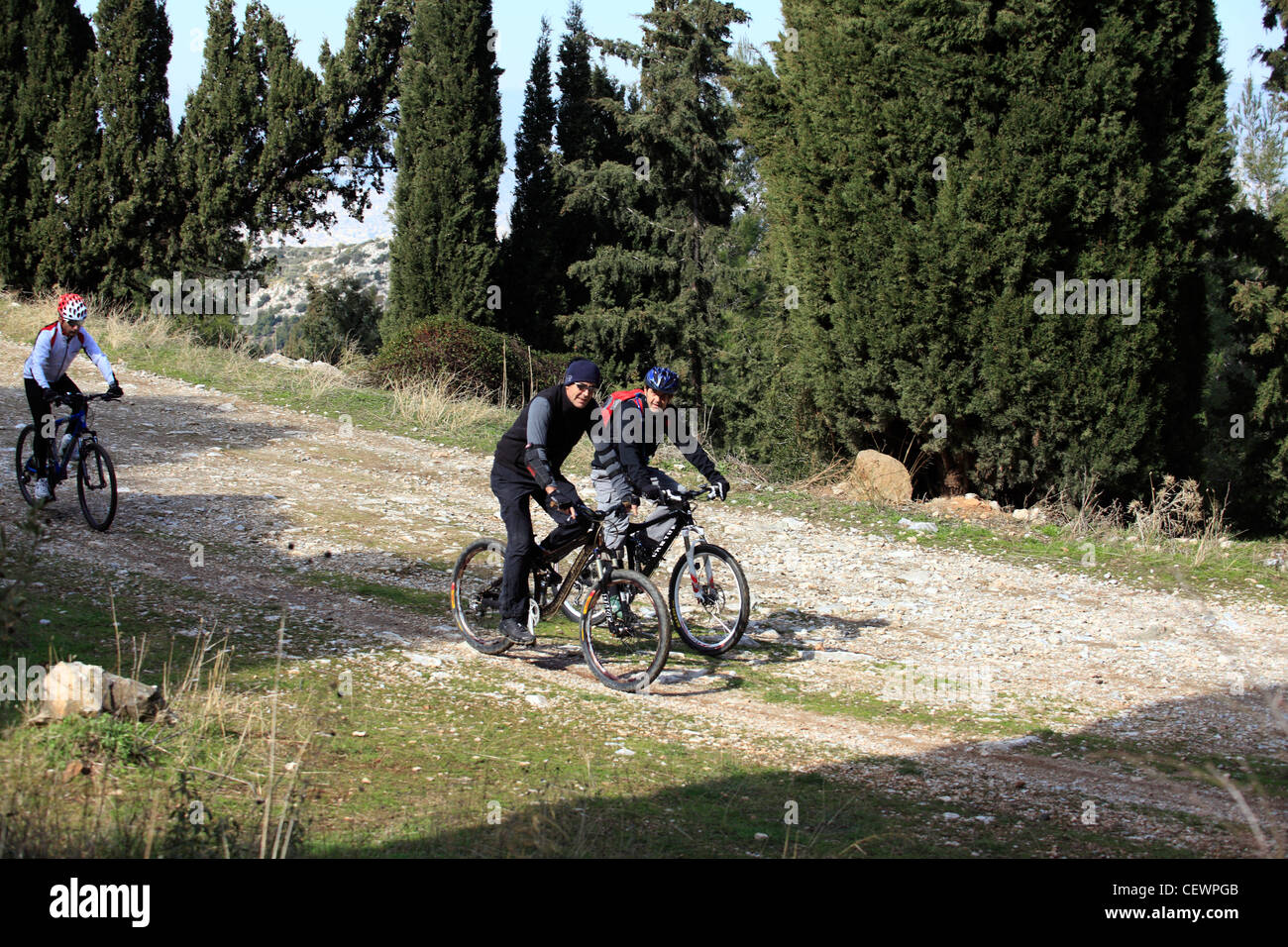 Griechenland Athen Attika Mountainbiker auf einen Pfad auf Mount Hymettus Stockfoto