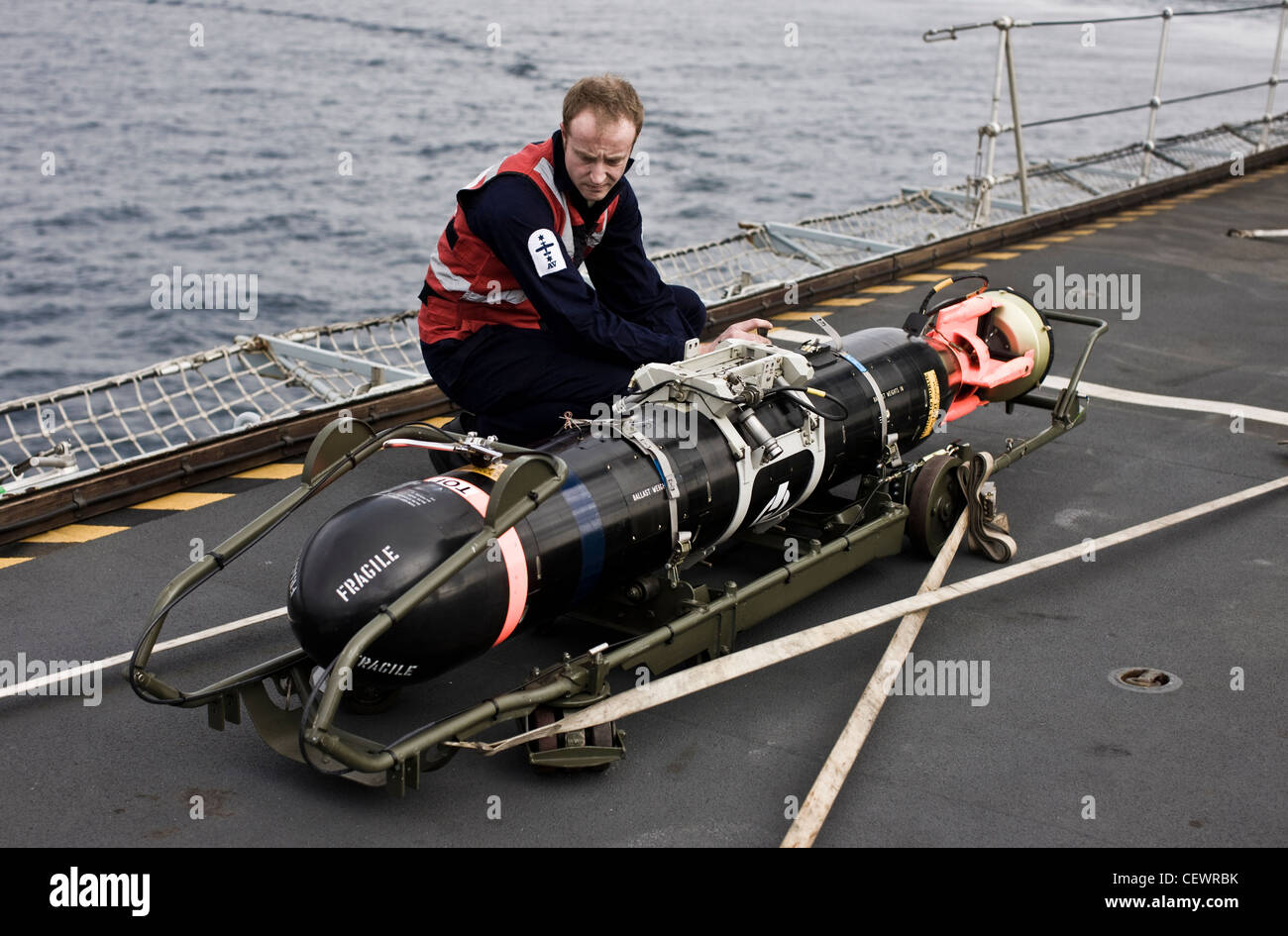 Wartung der Rakete Rakete auf Marine Flugzeugträger HMS Illustrius Stockfoto