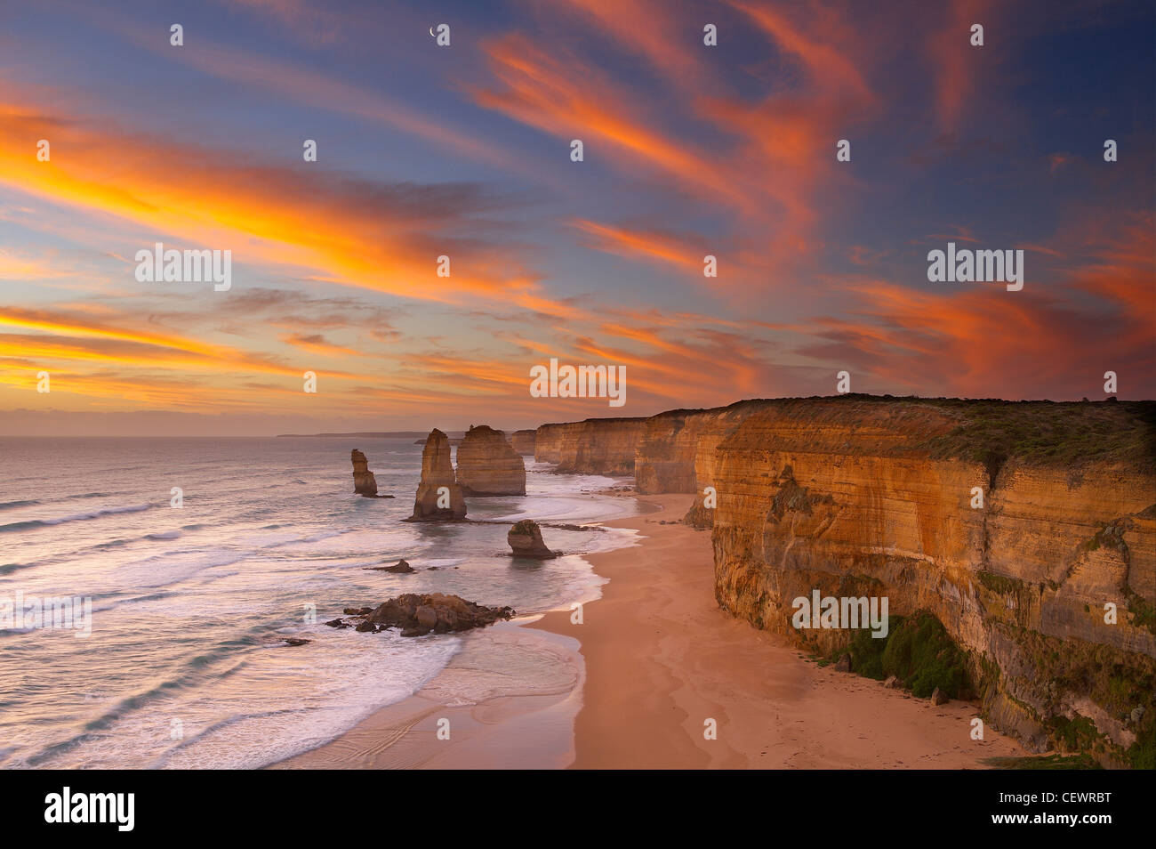 Zwölf Apostel bei Dämmerung, Port Campbell National Park, Great Ocean Road, Victoria, Australien Stockfoto