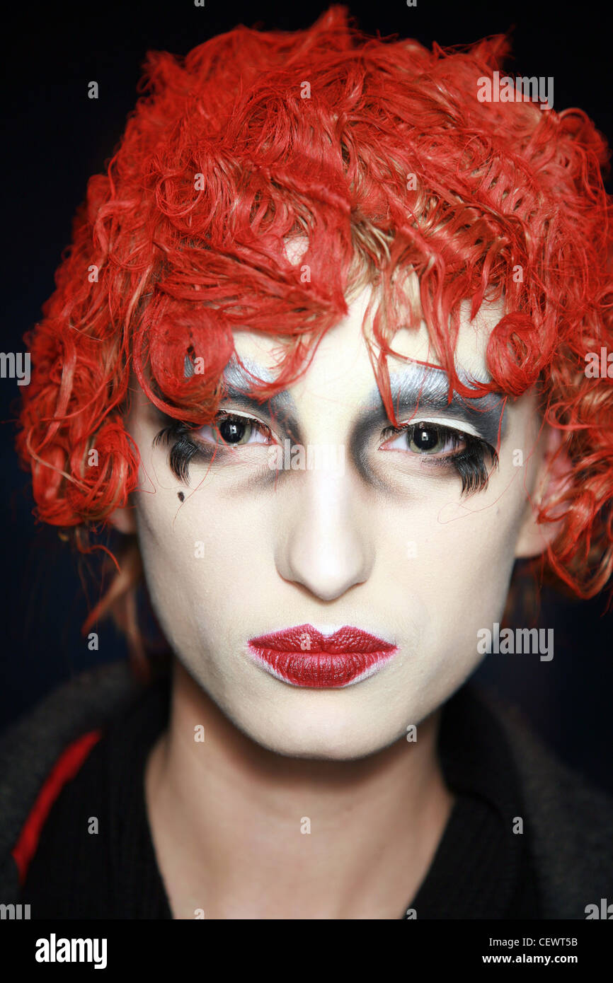 Galliano Backstage Paris bereit zu tragen-Herbst-Winter-Modus leuchtend roten Haaren tragen weiße Stiftung und grauen Augen Make-up droppy Stockfoto