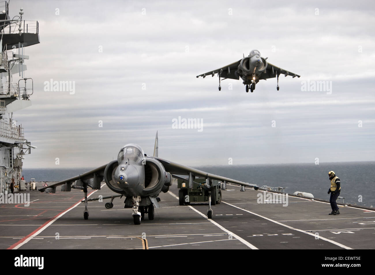 Harrier-Jet und Crew auf Marine Flugzeugträger HMS Illustrius Stockfoto