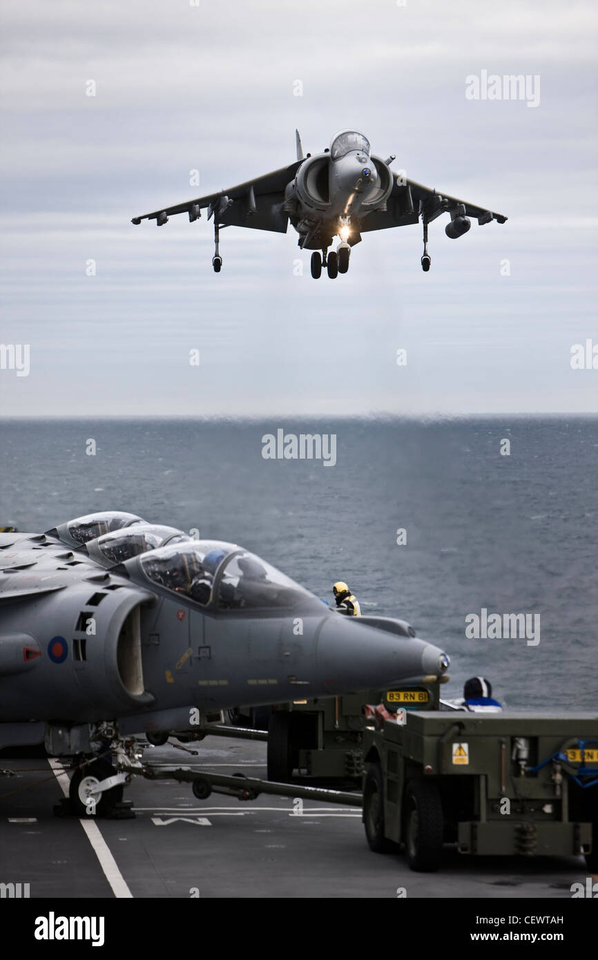 Harrier-Jet und Crew auf Marine Flugzeugträger HMS Illustrius Stockfoto